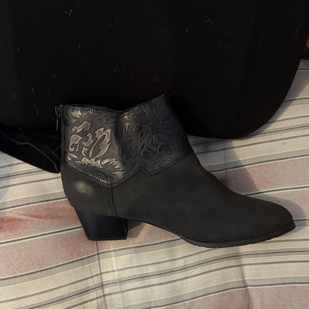 Ros Hommerson Riley women's black western inspred  ankle bootie size 41 NWT - Picture 6 of 7